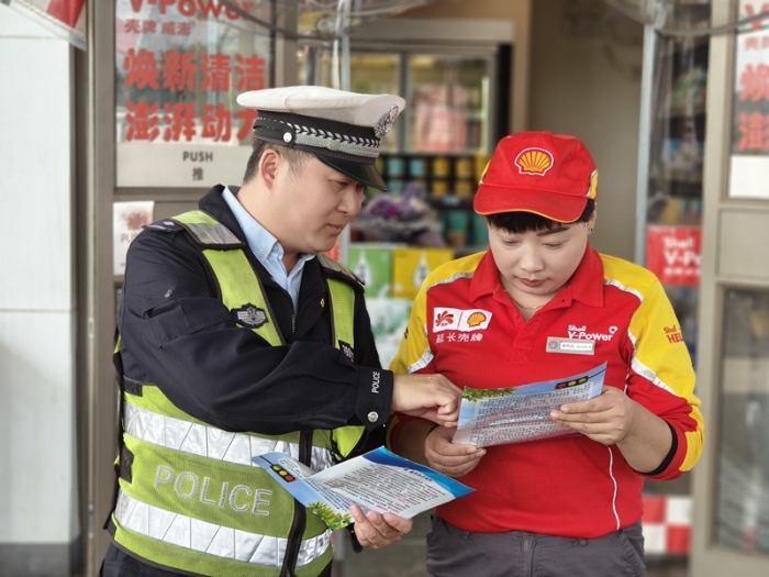 华州公安交警走进辖区加油站开展交通安全活动。