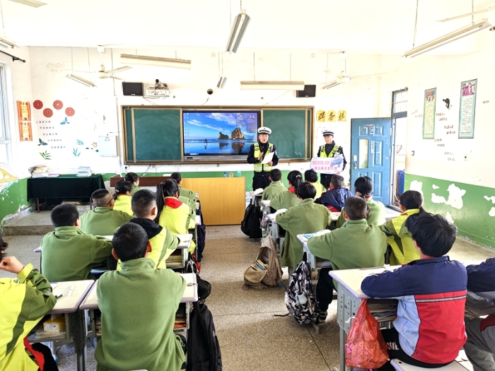 白水县公安局交通管理大队走进辖区雷牙镇中心小学，积极开展交通安全进“校园”宣传活动。