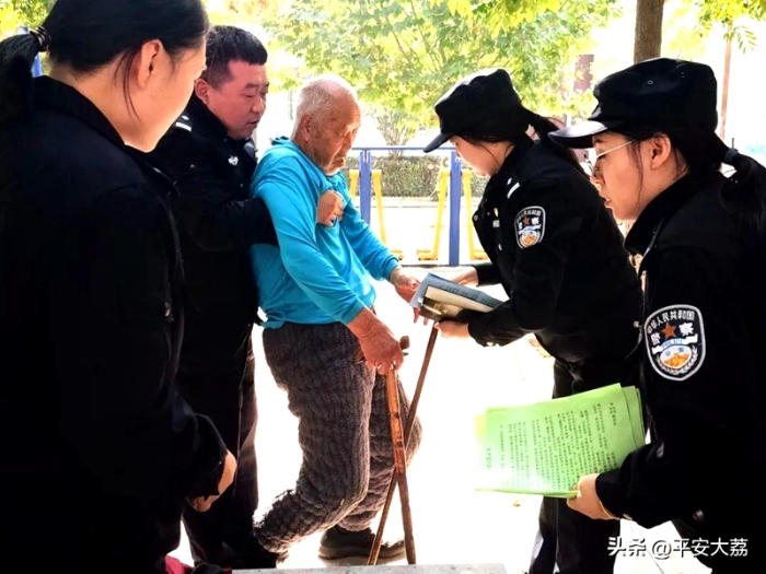 大荔公安民警宣传路上救助摔倒老人。