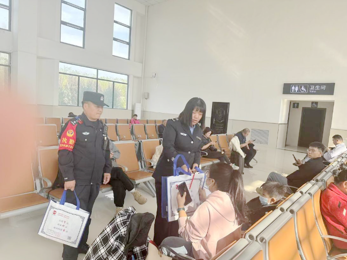 合阳县甘井司法所在合阳北站开展普法宣传活动。