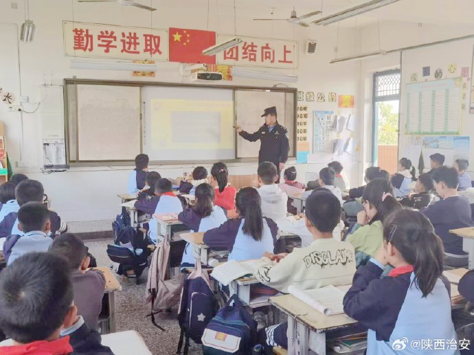 富平县留古派出所民警来到辖区留古中心小学开展法治进校园宣传活动.