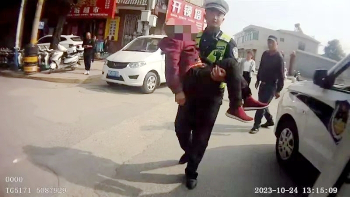 潼关交警4分钟火速护送晕倒老人送医。