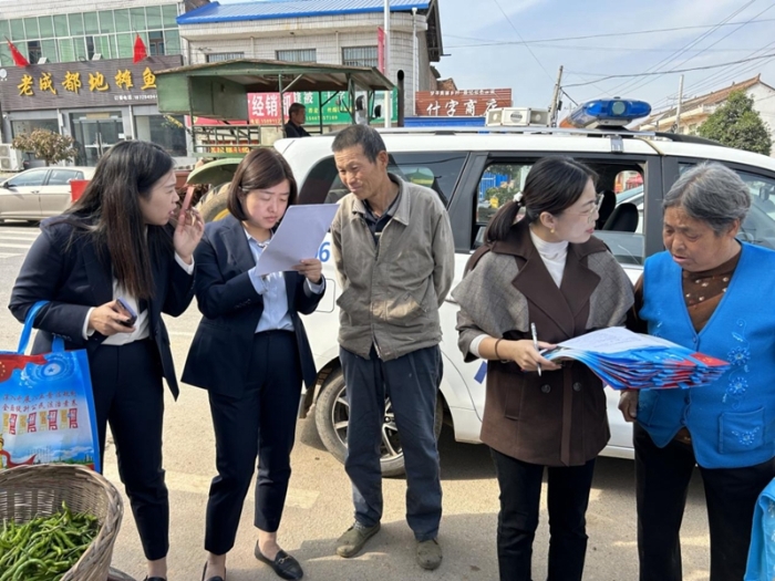 临渭区司法局开展普法进集会活动。