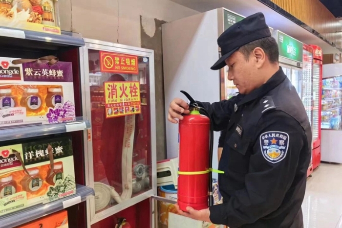 华州民警开展重点防火场所消防安全检查。