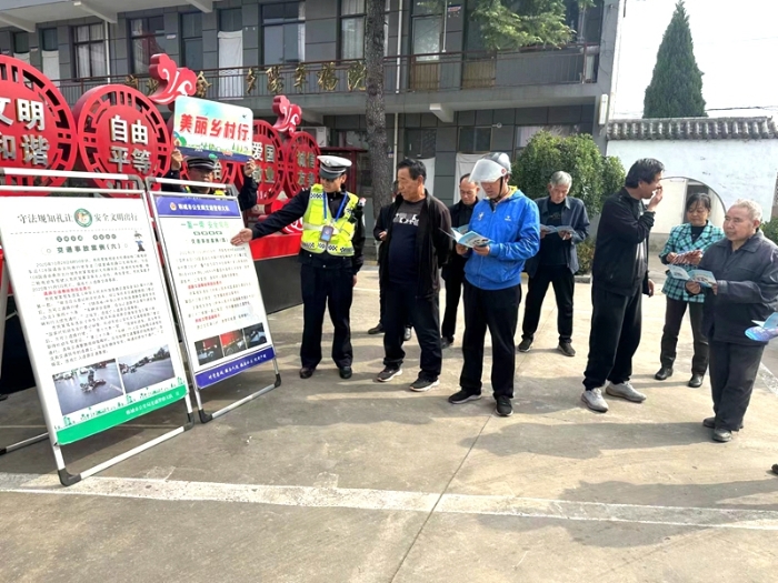 韩城公安交警进农村开展“美丽乡村行”交通安全宣传活动。