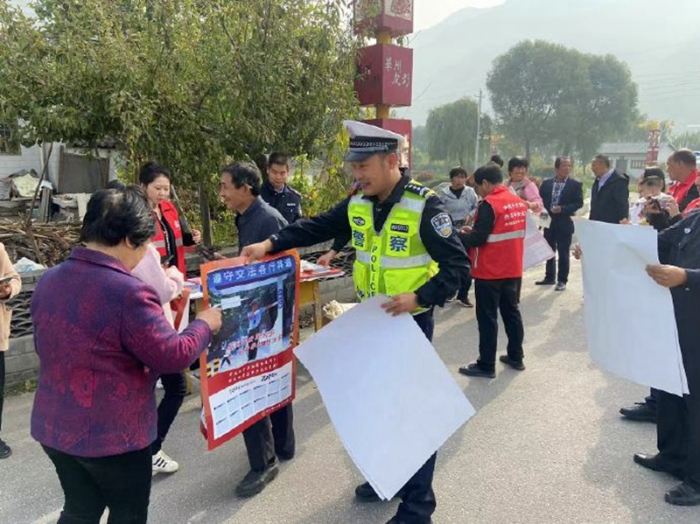 华州公安交警开展平安建设宣传活动。