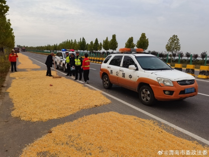 大荔公安交警联合路政清理占道晾晒粮食。