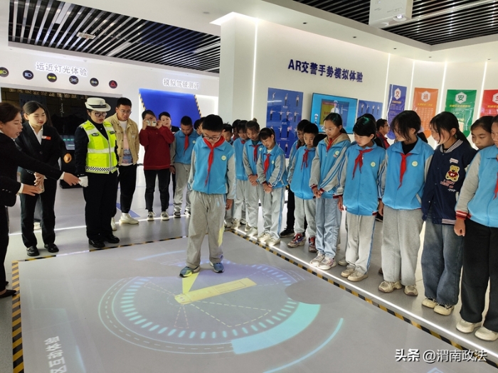 渭南高新交警为学生送上一堂“体验式”交通安全课。