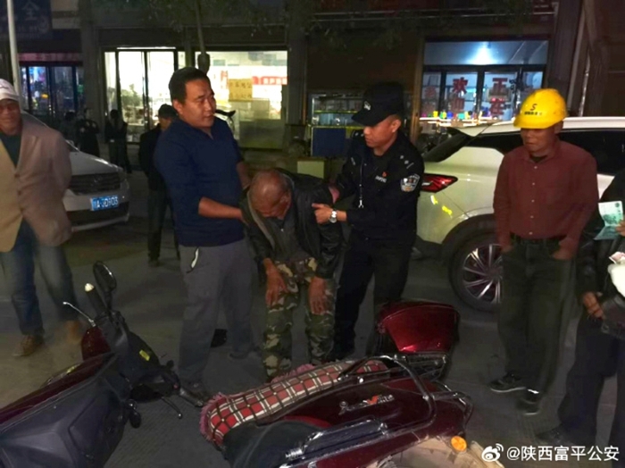 老人骑车不慎摔倒，富平民警紧急伸出援手。