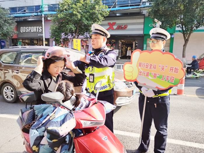 华州公安交警持续开展“一盔一带”整治行动。