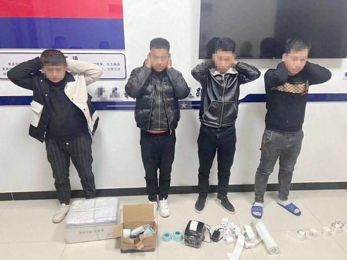 蒲城警方打掉一张贴涉黄“小卡片”招嫖团伙。