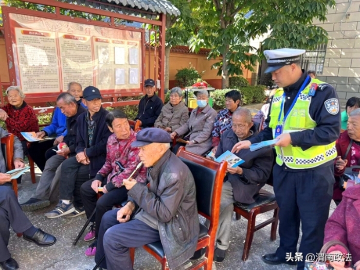 韩城市公安局交警大队民警深入辖区农村开展道路交通安全宣传活动。