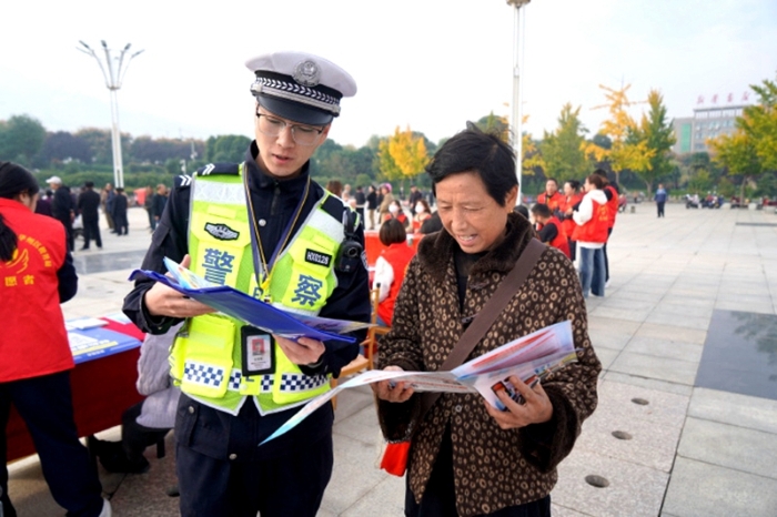 华州公安交警开展老年人交通安全宣传活动。