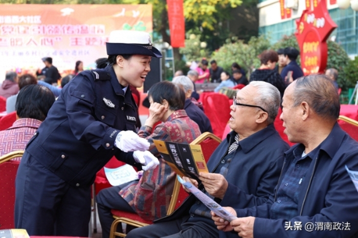 大荔公安交警举办“美丽乡村行”交通安全进社区“重阳节话安全”活动。