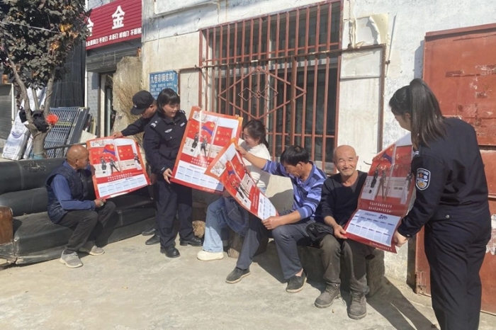 华州公安开展平安建设主题宣传活动。