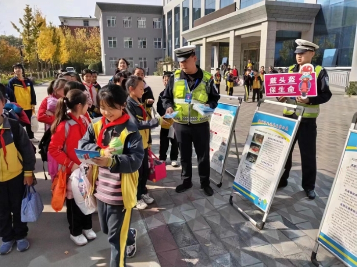 韩城公安交警进学校开展交通安全宣传活动。