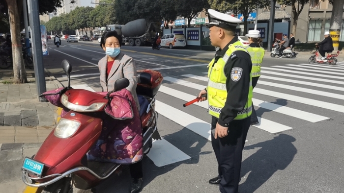 高新交警大队在辖区开展交通秩序整治行动。