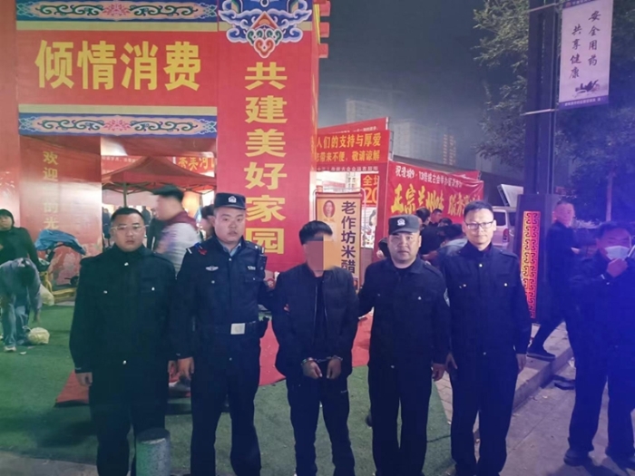 扒手集会行窃被澄城公安巡特警当场抓获。