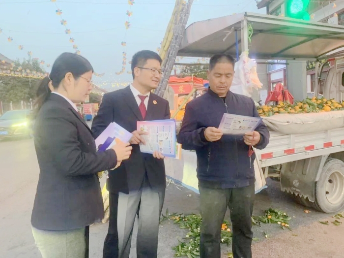 富平县人民检察院组织干警开展夜间巡逻，为平安富平建设贡献检察力量。