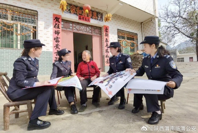 临渭公安组织全体民辅警开展“平安建设大走访大宣讲”活动。