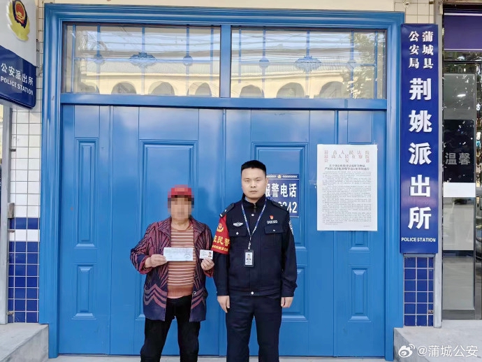 热心群众捡到存折，民警接力帮忙找到失主。