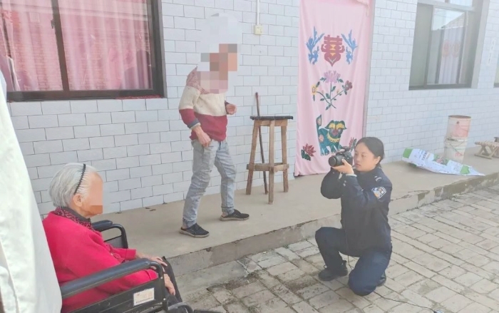合阳县公安局金峪派出所为87岁老人上门办证暖人心.