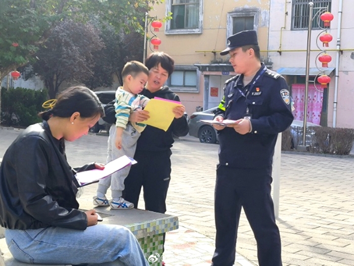 合阳公安金水派出所民警在居民小区开展“平安创建进小区，防范诈骗全民行”宣传活动。
