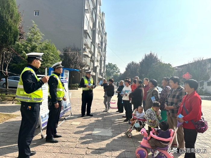韩城市公安局交警大队民警走进辖区东少梁新村积极开展交通安全宣传活动。
