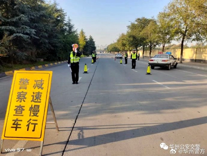 华州交警开展执勤执法安全防护培训演练。