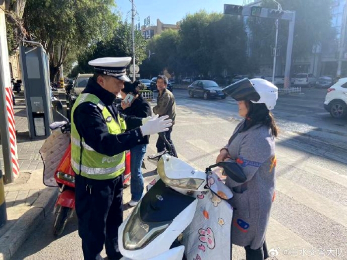 白水交警开展周三“一盔一带”专项整治行动。