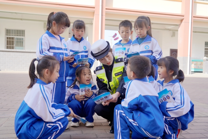 华州交警走进学校开展平安建设交通安全宣传教育活动。