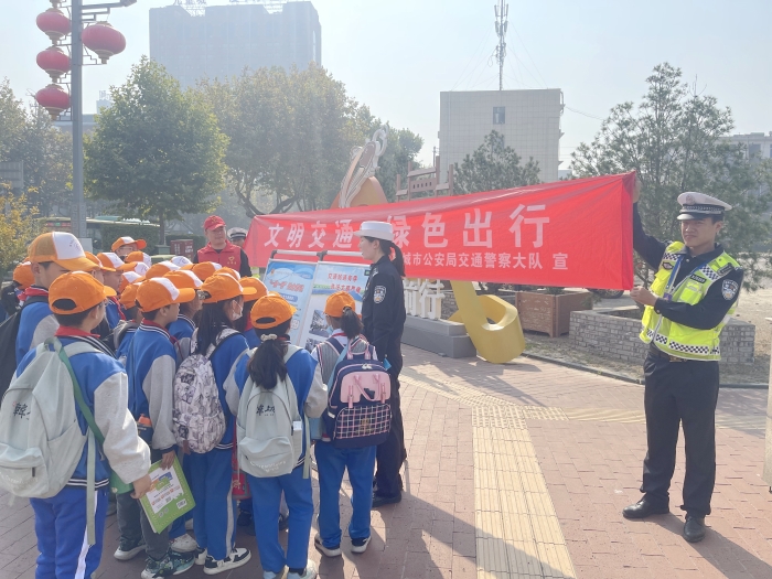 韩城公安交警联合志愿者开展文明交通劝导活动。
