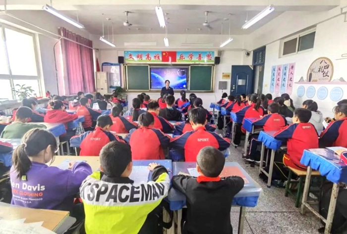 富平县人民检察院检察官前往富平县东上官小学，为孩子们上了一堂别开生面的法治课。
