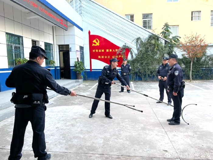 富平公安宫里派出所积极组织民辅警开展警务实战技能训练。