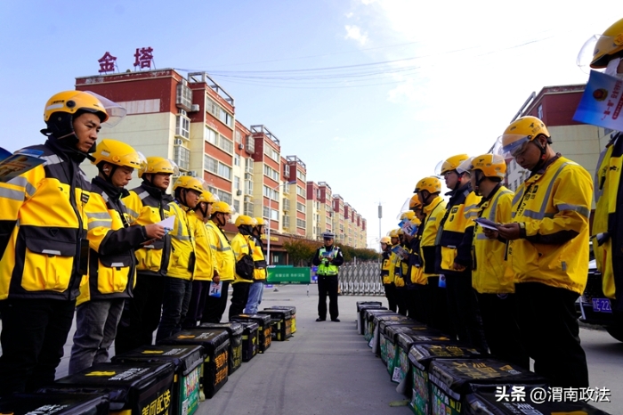 华州分局交通管理大队深入美团外卖企业，为外卖小哥送去“交通安全知识大餐”。