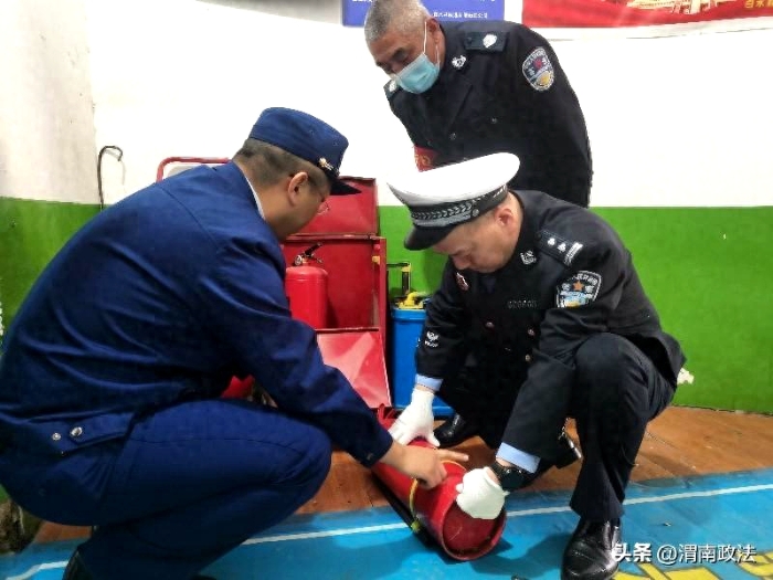 白水公安交警联合消防救援大队开展客运企业安全宣传活动。