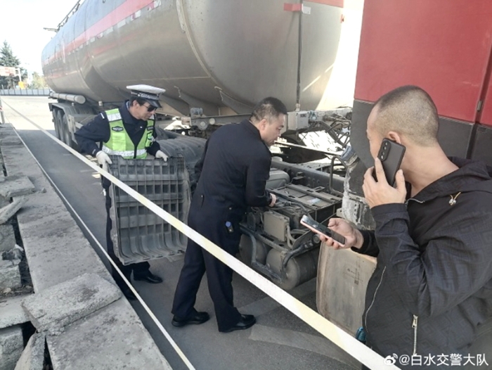 车辆亏电“罢工” ，白水公安交警及时相助为民解忧。
