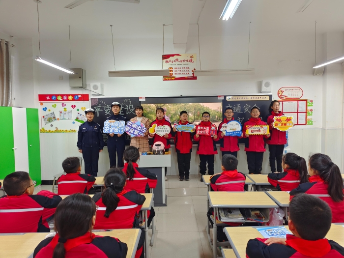 大荔公安交警走进实验小学，开展平安建设和交通安全宣传教育活动。