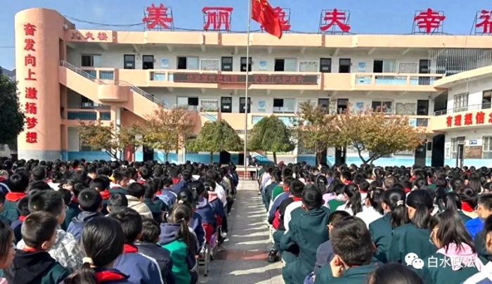 白水交警走进白水县逸夫小学为全校师生带来了一堂生动的交通安全专题知识讲座。