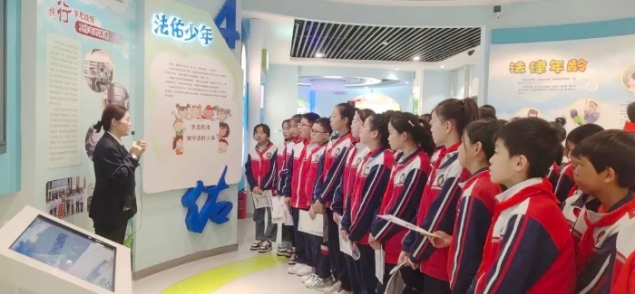 富平县东华小学60名学生代表走进富平县青少年法治教育基地开展法治教育。