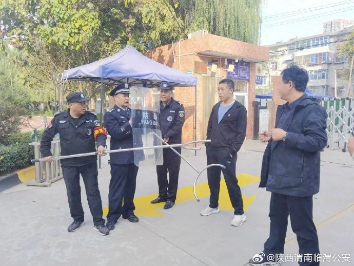 临渭公安持续开展平安建设进校园活动。