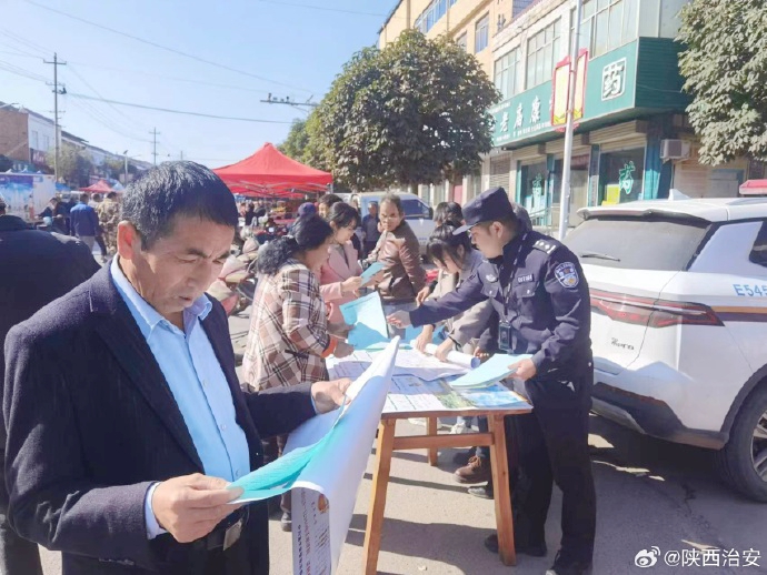 富平老庙派出所联合镇政府在街道开展平安建设宣传活动.