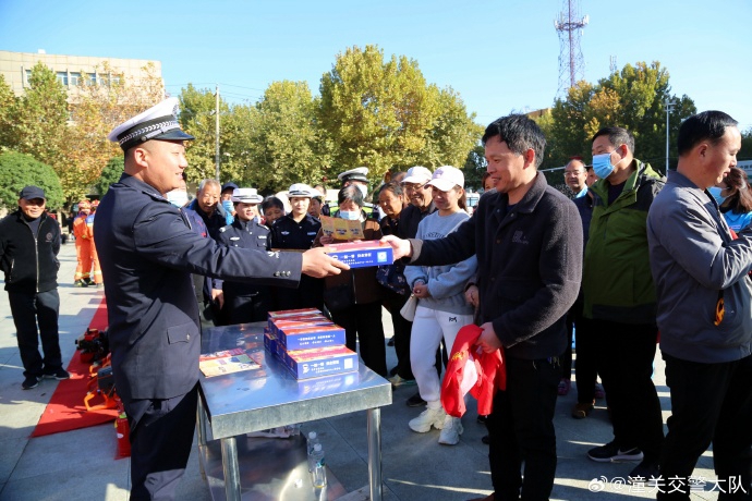 潼关县交警大队联合潼关县消防队在祥和广场开展平安宣传活动.