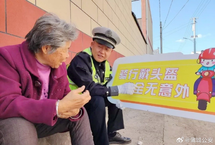 蒲城交警深入辖区开展“一老一小”主题安全宣传活动。