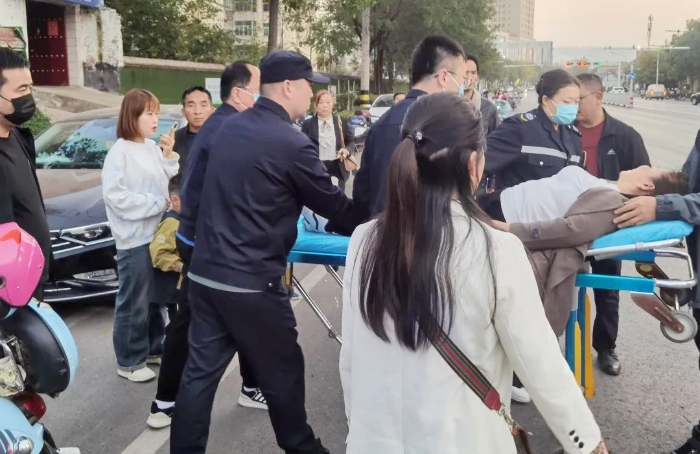 临渭公安及时救助受伤群众获好评。