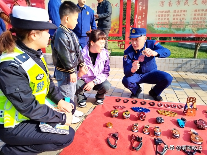 华州公安交警依托“119消防宣传日”开展交通安全宣传活动。