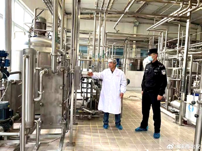 合阳公安同家庄派出所民警深入辖区相关企业开展易制爆危险化学品安全检查。