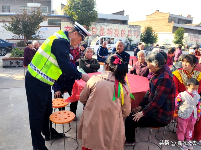 富平交警开展“美丽乡村行”交通安全巡回宣传活动。