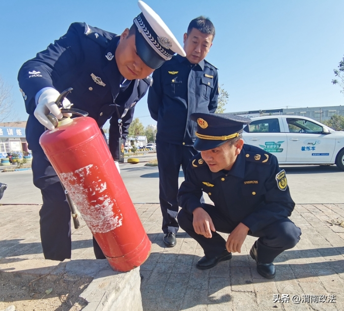 白水公安交警开展驾校安全检查。