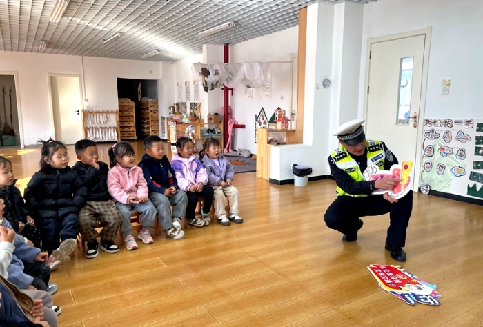 大荔公安交警走进幼儿园，带着萌娃学安全。